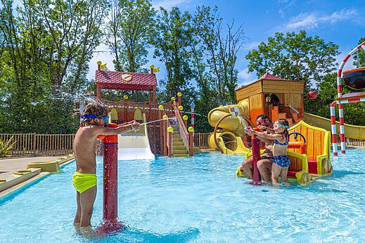 Aquatic playground with slides and water cannons at CLICOCHIC Beau Rivage campsite in LA ROQUE-GAGEAC (24).
