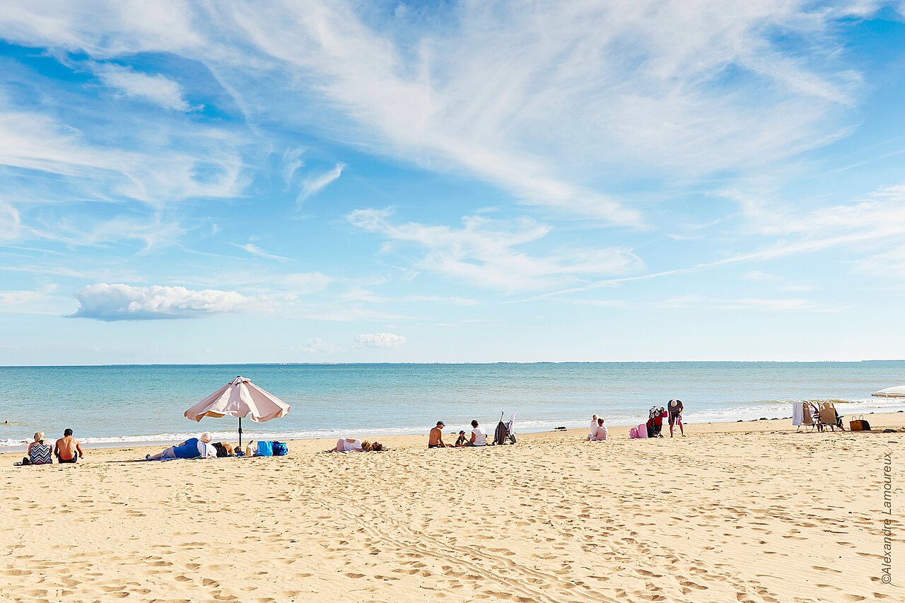 Sandy beach, bathers and parasol at CAPFUN Bel Air, Aiguillon sur Mer (85).