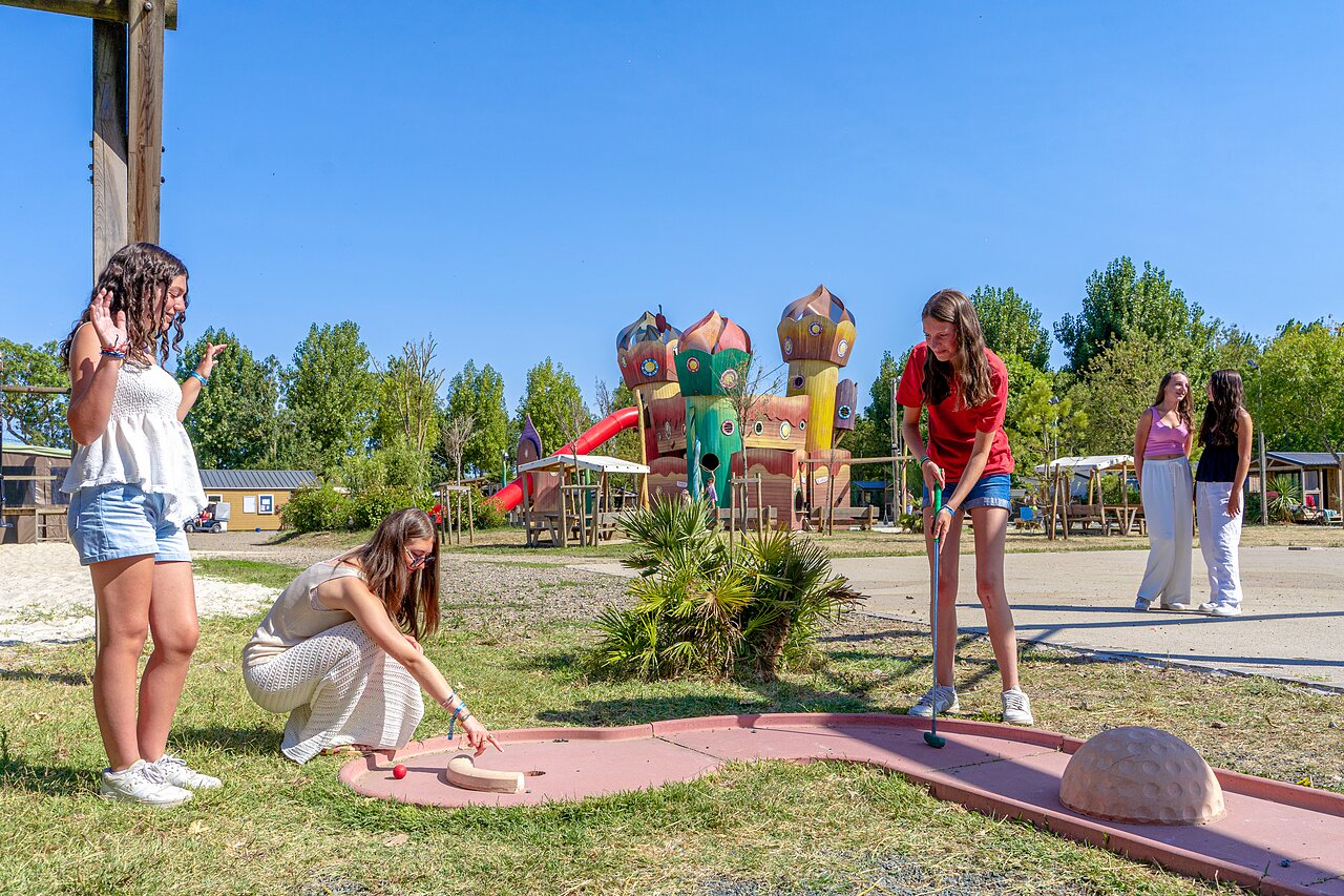 Mini-golf and playground for young people at CAPFUN Bel Air campsite in Aiguillon sur Mer (85).