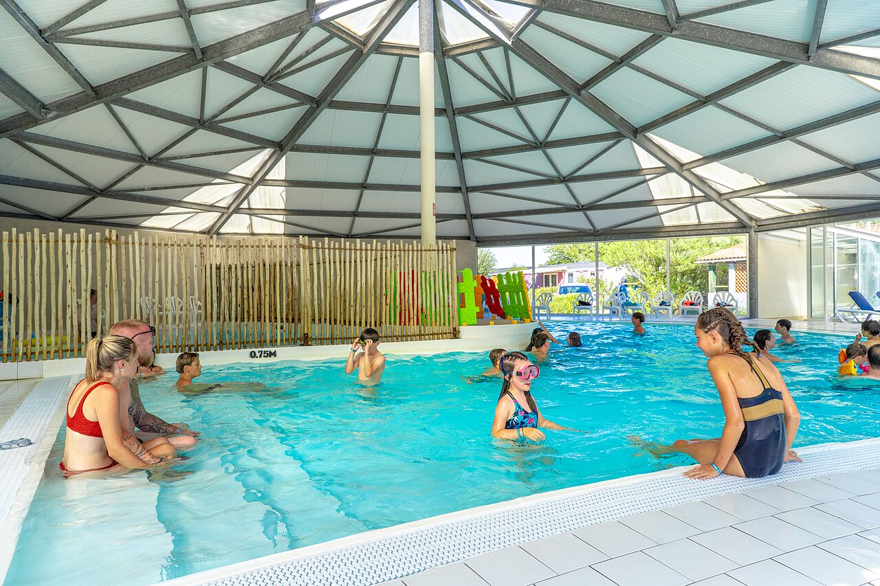 Covered swimming pool with water play area for children at CAPFUN Bel Air campsite in Aiguillon sur Mer (85).