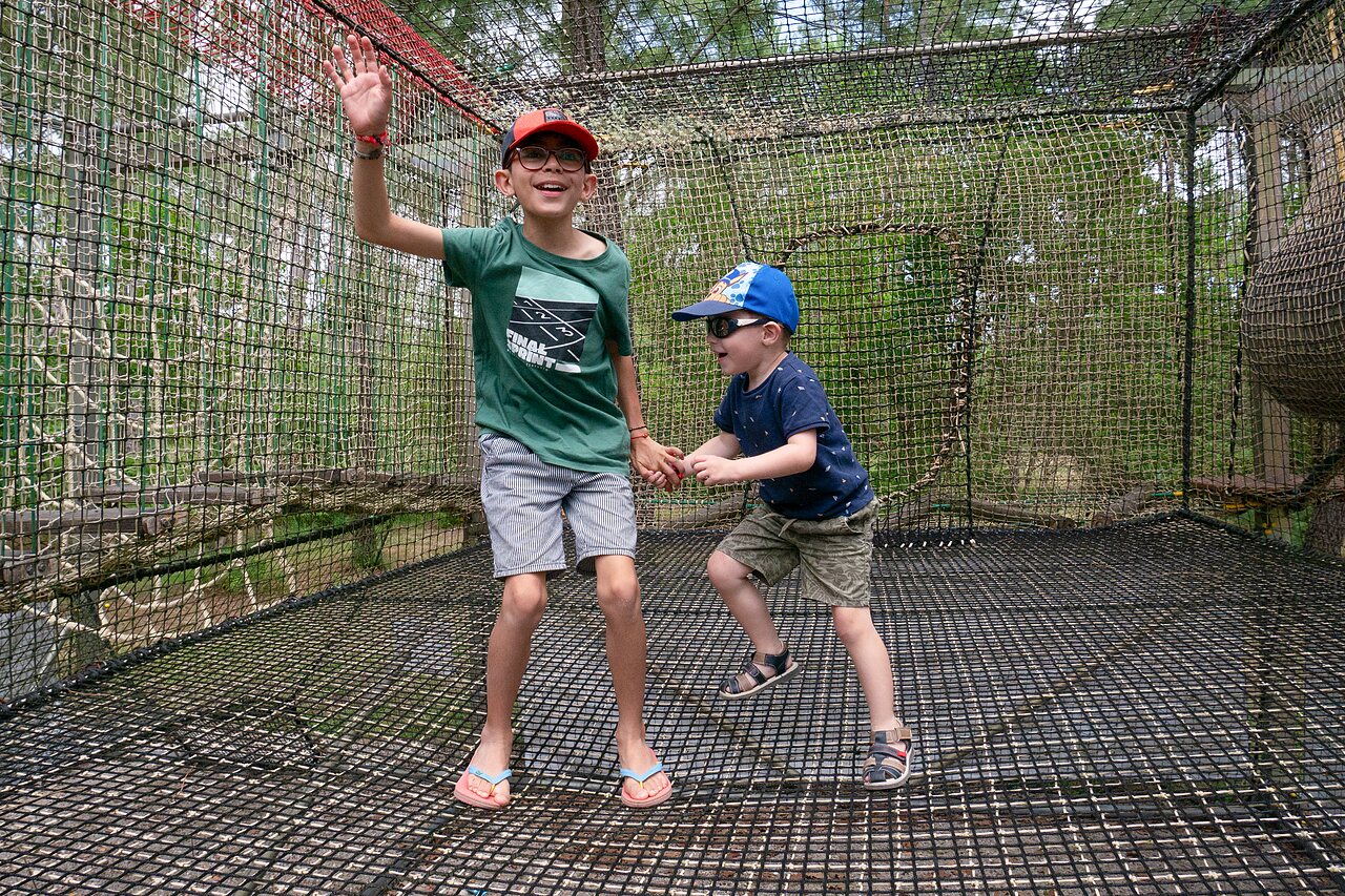 Children playing on giant net course at CLICOCHIC Bimbo campsite in BISCARROSSE (40).
