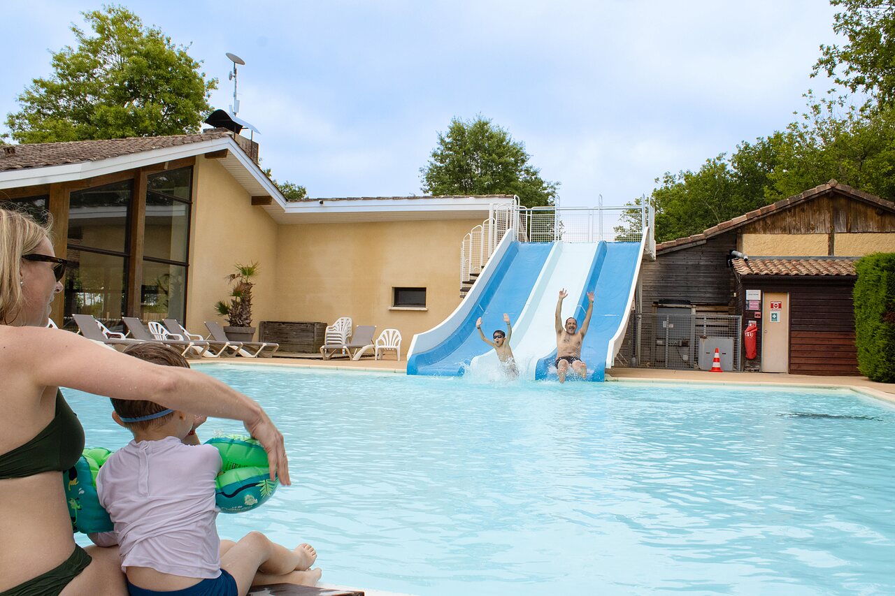 Water slide and outdoor pool at CLICOCHIC Bimbo campsite in BISCARROSSE (40).