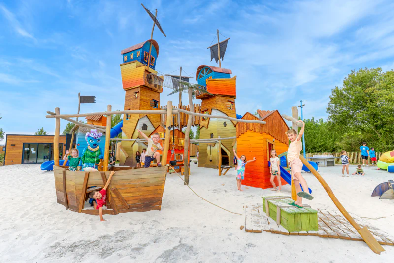 Children's pirate games at VAGUES OCEANES Bois Joly campsite in Saint-Jean-de-Monts (85).