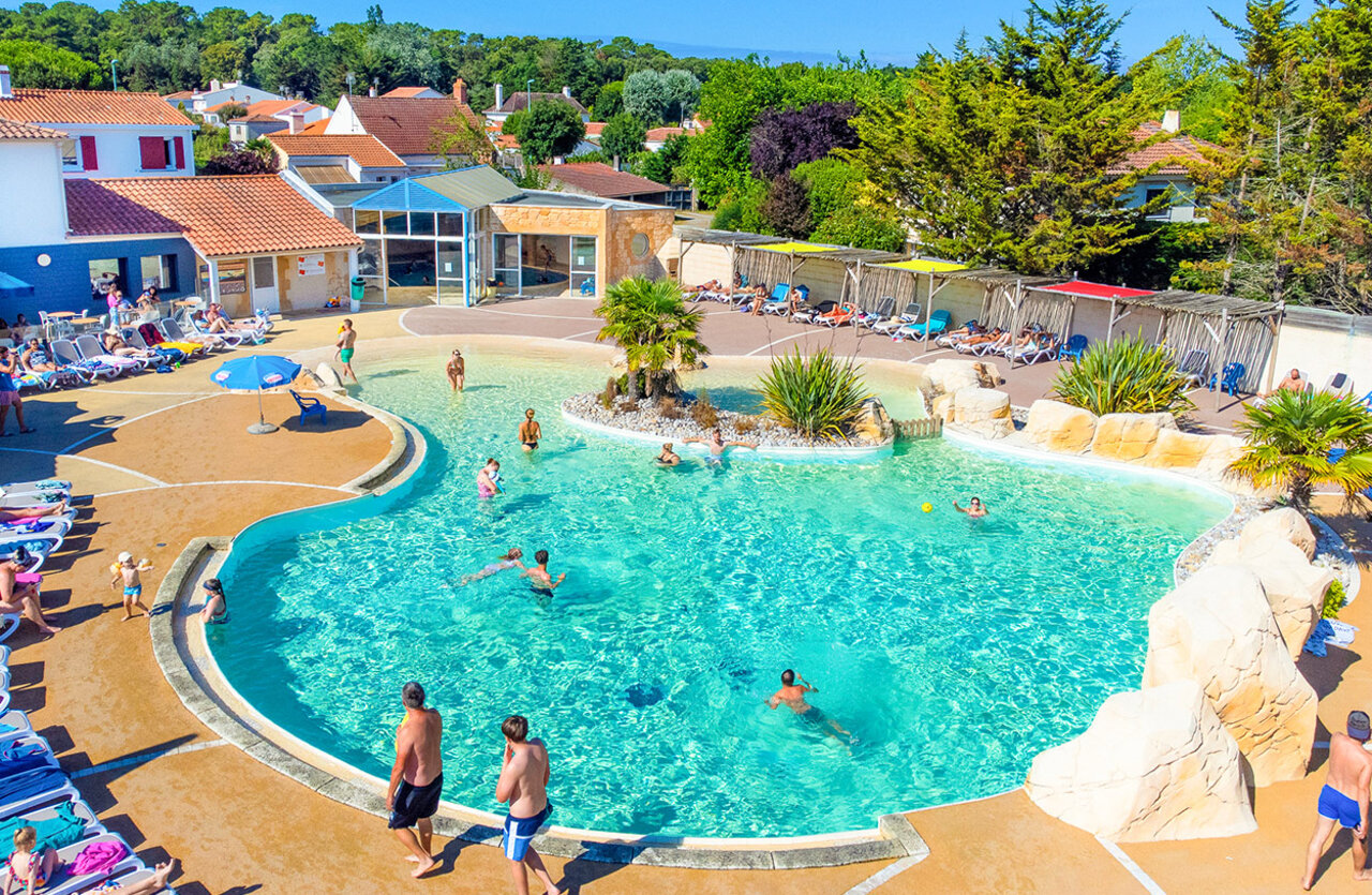 Outdoor lagoon pool, swimmers and solarium at VAGUES OCEANES Bois Joly (85).