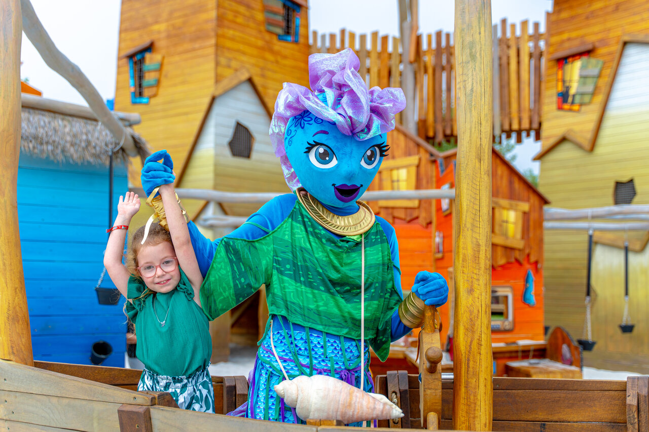 Mascot and child, entertainment at VAGUES OCEANES Bois Joly campsite in Saint-Jean-de-Monts (85).