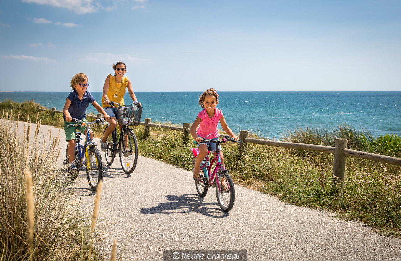 Family cycling by the sea, VAGUES OCEANES Bois Joly, Saint-Jean-de-Monts (85).