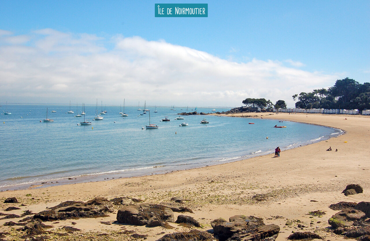 Beach of �le de Noirmoutier with boats and beach huts.
