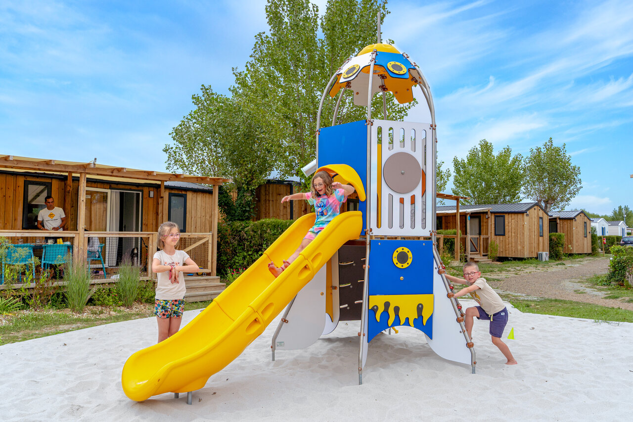 Playground, children and mobile homes, at VAGUES OCEANES Bois Joly campsite in Saint-Jean-de-Monts (85).