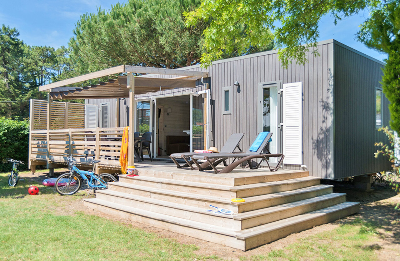 Mobile home, terrace, sun loungers at VAGUES OCEANES Bois Joly campsite in Saint-Jean-de-Monts.