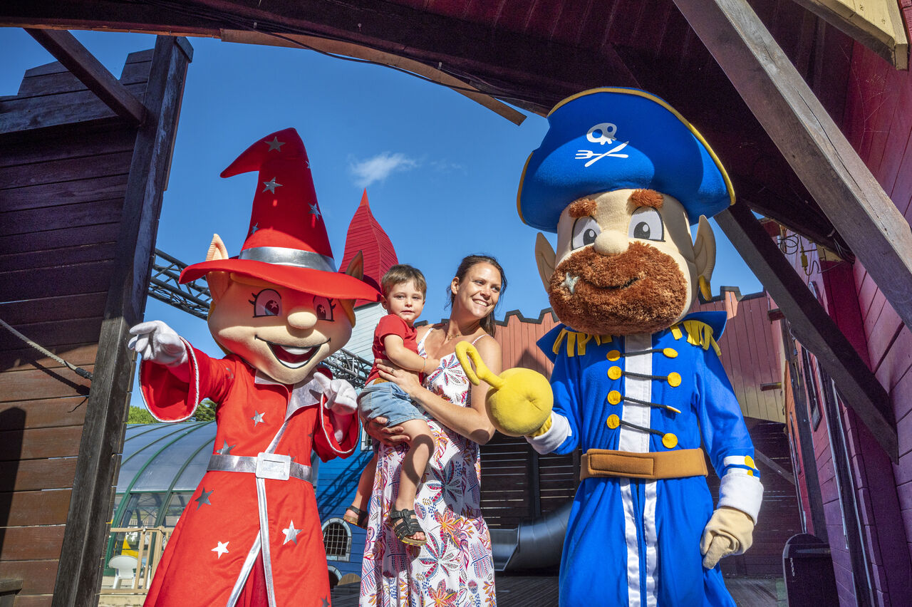 Capfun mascots, child and adult at CAPFUN Bonne Etoile campsite in BOIS PLAGE EN RE (17).
