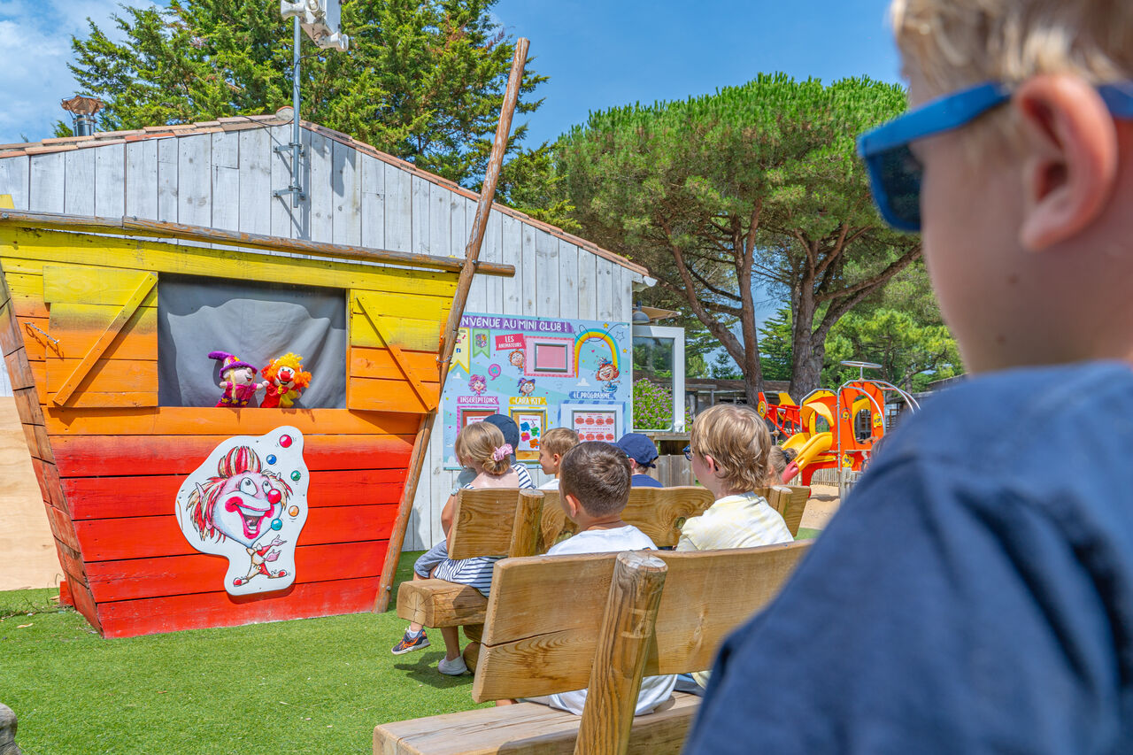 Puppet show for children at the mini-club, CAPFUN Bonne Etoile campsite in BOIS PLAGE EN RE.