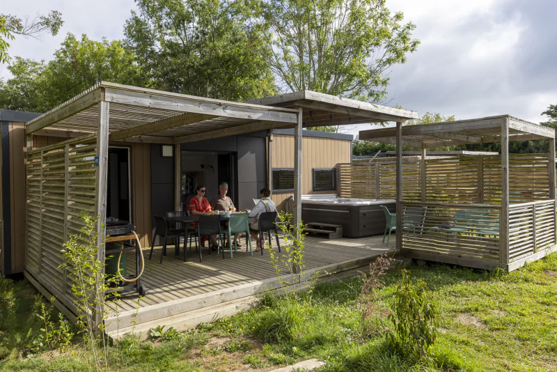 Modern mobile home with terrace, jacuzzi and barbecue at camping CLICOCHIC Bord�n�o Belle-�le-en-Mer in Le Palais (56).