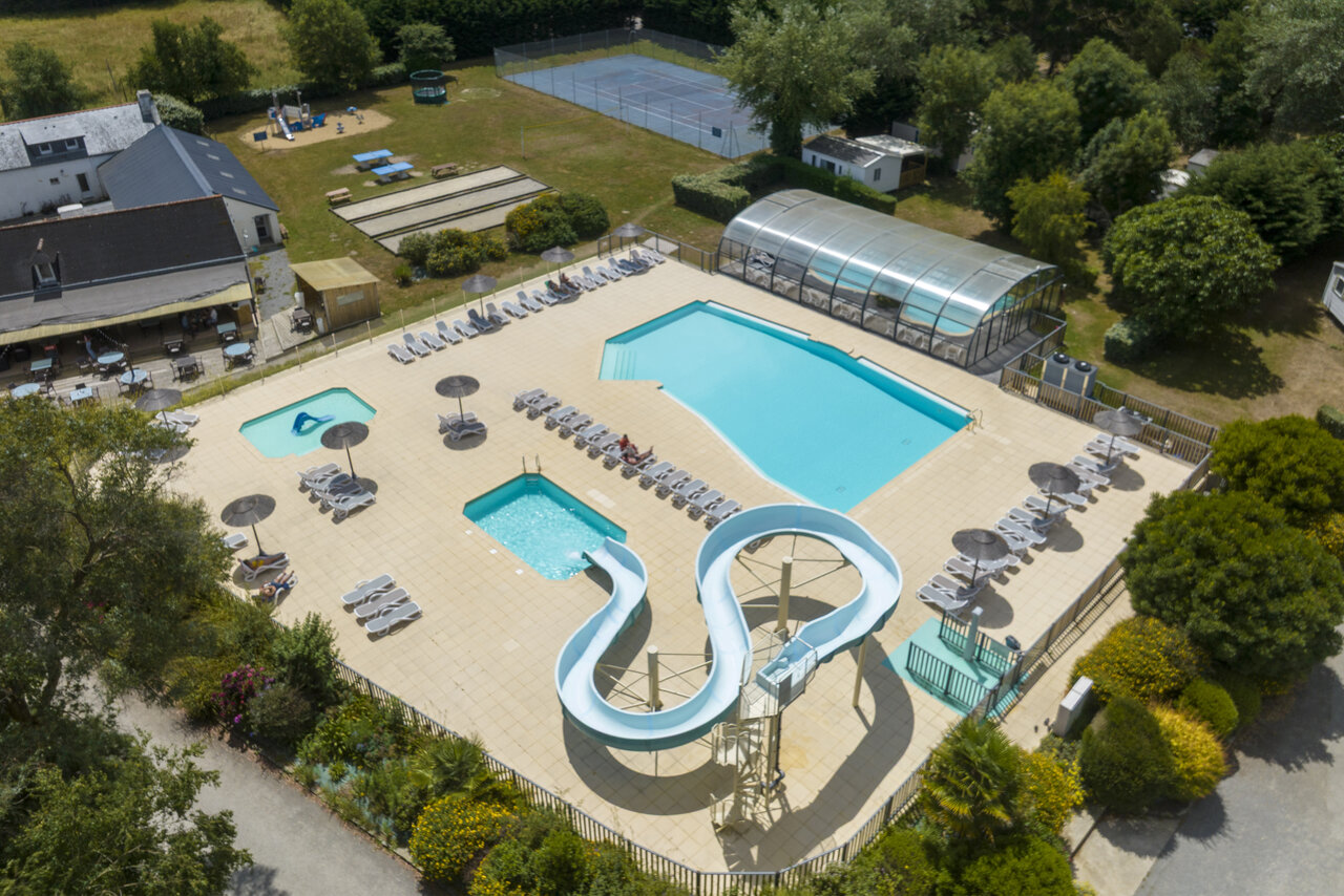 Swimming pool, slide at CLICOCHIC Bord�n�o Belle-�le-en-Mer campsite in Le Palais (56).