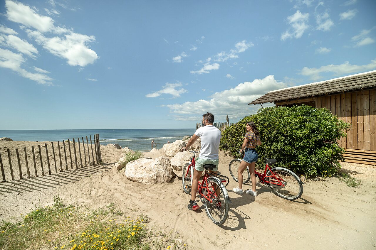 Beach, sea, bicycles at CAPFUN Boucanet campsite in LE GRAU DU ROI (30).
