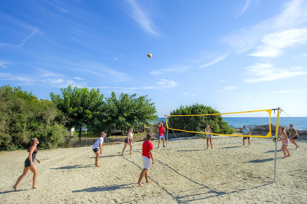 Beach volleyball on sand at CAPFUN Boucanet campsite in LE GRAU DU ROI (30).