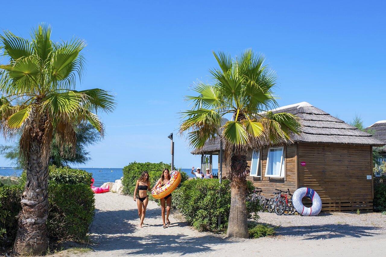 Beach access, wooden bungalow, palm trees at CAPFUN Boucanet LE GRAU DU ROI (30).