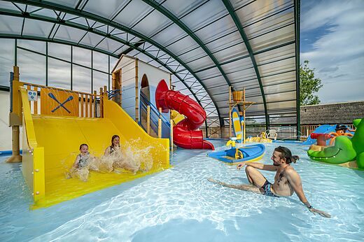 Indoor pool, waterslides, water games at CAPFUN Boucanet campsite LE GRAU DU ROI.