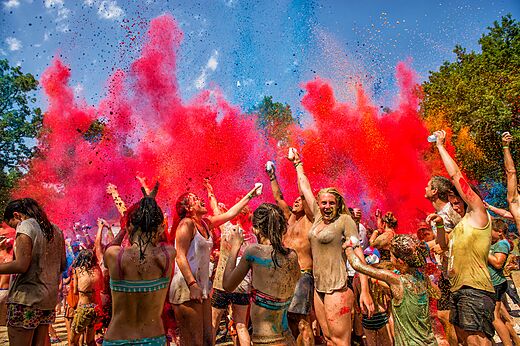 Color powder party at CAPFUN Boucanet campsite, LE GRAU DU ROI (30).