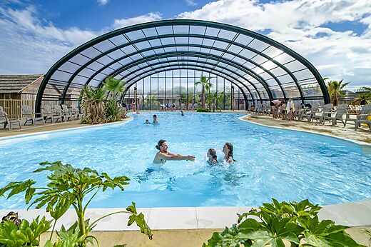 Covered heated swimming pool, families at CAPFUN Boucanet campsite, LE GRAU DU ROI.
