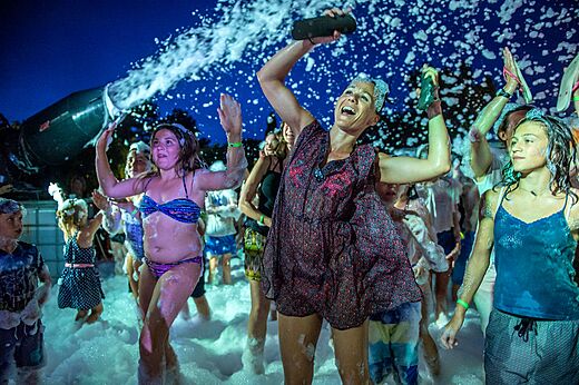 Lively foam party with children and adults at CAPFUN Boucanet campsite in LE GRAU DU ROI (30).