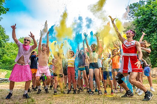 Festive color run animation with campers at VAGUES OCEANES Boudigau campsite in LABENNE OCEAN (40).