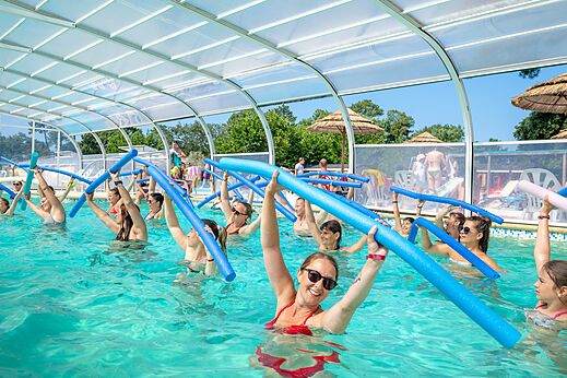 Aqua gym in covered pool at campsite VAGUES OCEANES Boudigau in LABENNE OCEAN (40).