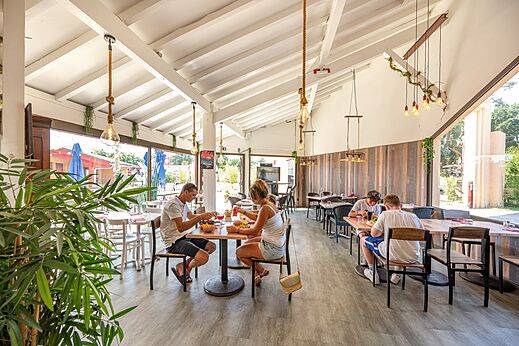 Modern restaurant with guests at VAGUES OCEANES Boudigau campsite, LABENNE OCEAN (40).