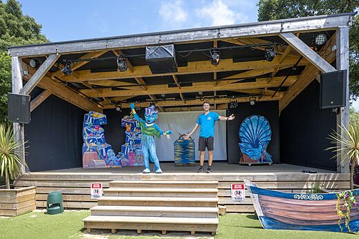 Outdoor stage with animator and mascot for shows at VAGUES OCEANES Boudigau campsite in LABENNE OCEAN (40).