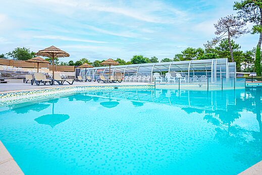 Outdoor swimming pool, covered area at VAGUES OCEANES Boudigau campsite in LABENNE OCEAN (40).