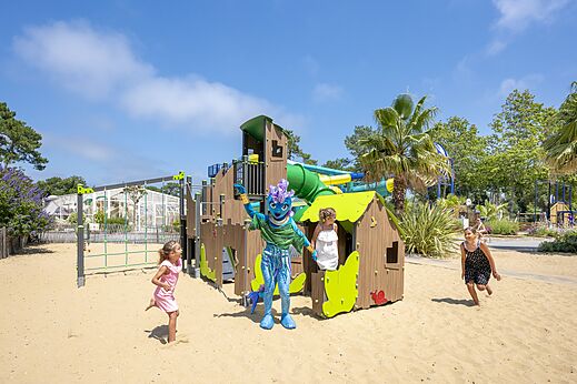 Playground, children and mascot at VAGUES OCEANES Boudigau campsite in LABENNE OCEAN (40).