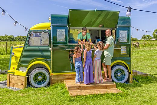 Food truck at CLICOCHIC Brise de Cabourg campsite in Varaville (14).