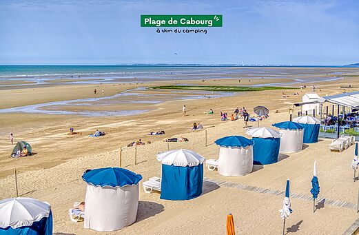 Large sandy beach of Cabourg with beach huts, to visit near the campsite.
