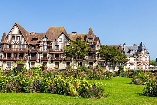 Half-timbered accommodation at camping CLICOCHIC Brise de Cabourg in Varaville (14).