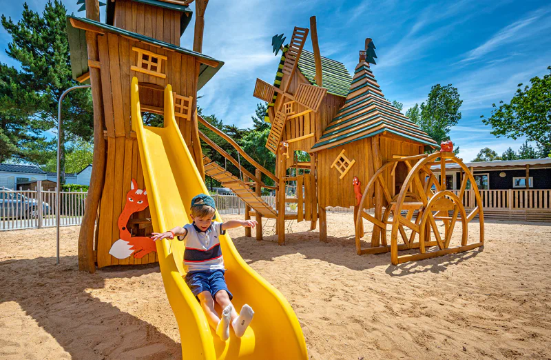 Slide and wooden playground for children at CLICOCHIC Cabanes d Ol�ron campsite in ST GEORGES D'OLERON (17).