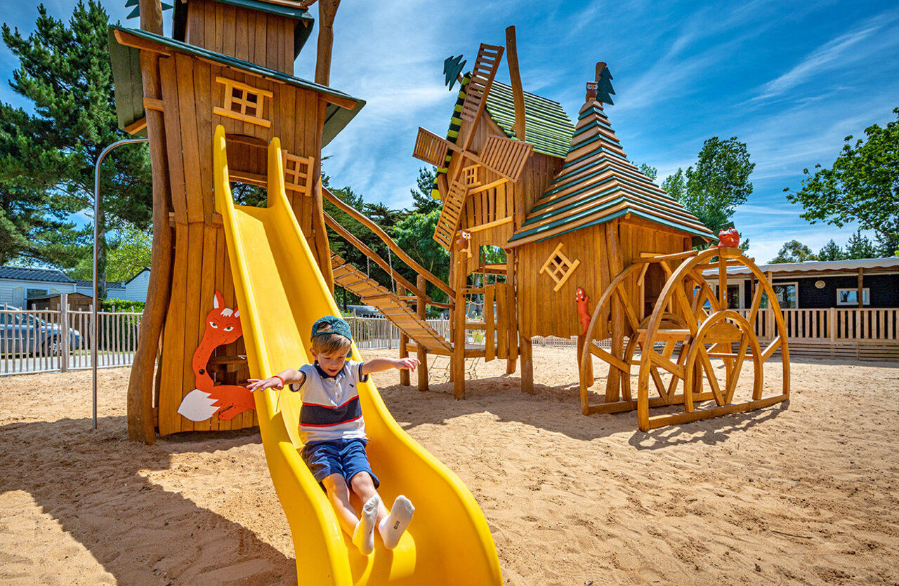 Slide and wooden playground for children at CLICOCHIC Cabanes d Ol�ron campsite in ST GEORGES D'OLERON (17).