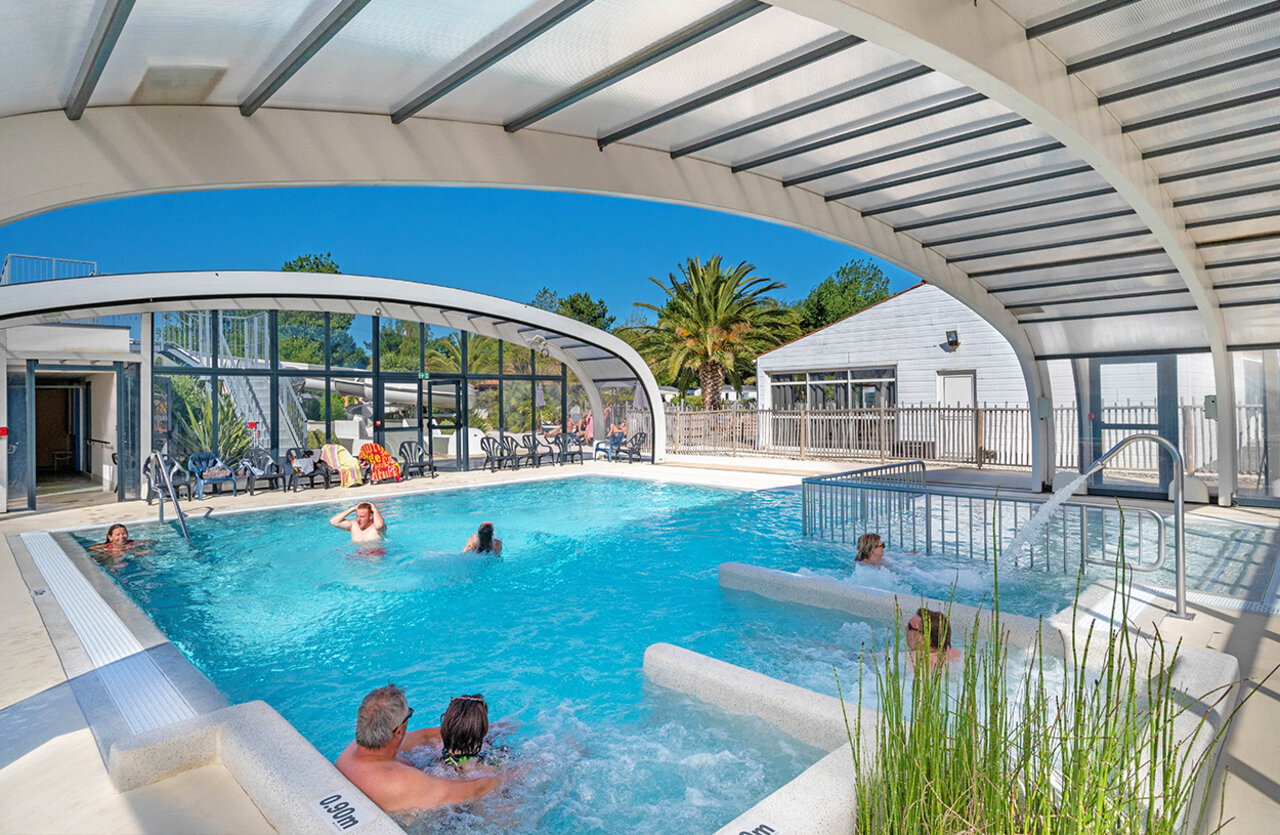 Covered swimming pool, jacuzzi and slide at camping CLICOCHIC Cabanes d Ol�ron in ST GEORGES D'OLERON (17).