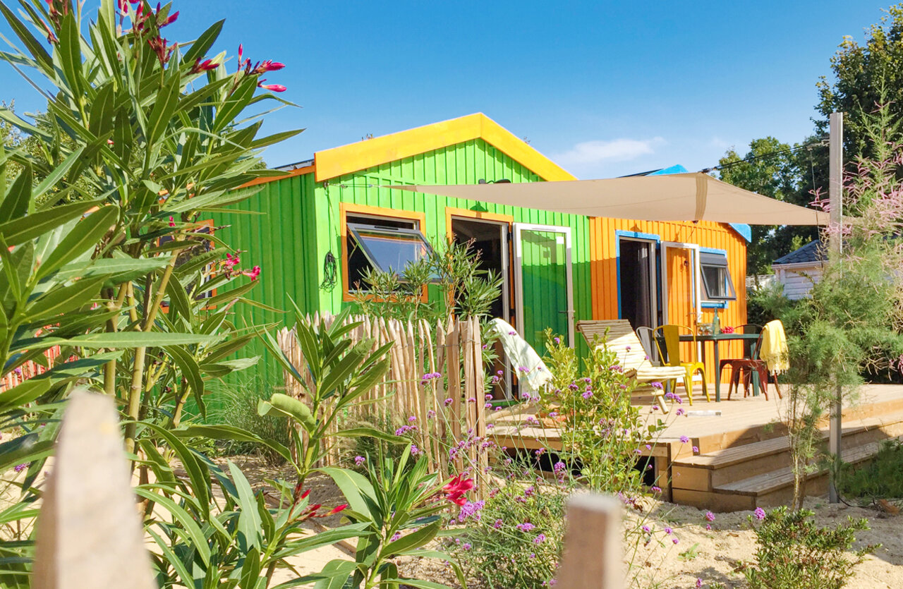 Colorful mobile home with furnished terrace at camping CLICOCHIC Cabanes d Ol�ron in ST GEORGES D'OLERON (17).