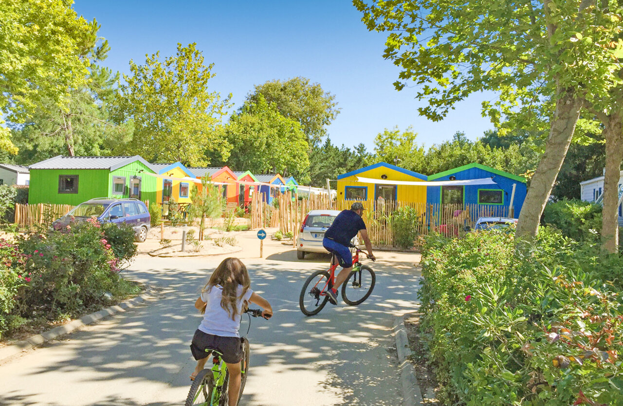 Colorful chalets and bicycles at CLICOCHIC Cabanes d Ol�ron campsite in ST GEORGES D'OLERON (17).