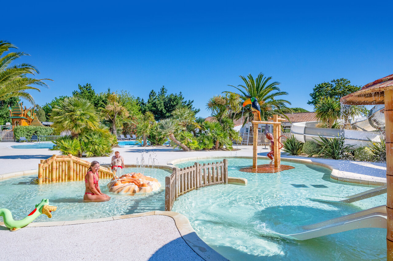 Fun pool, water games, slides at CLICOCHIC Cabanes d Ol�ron campsite.