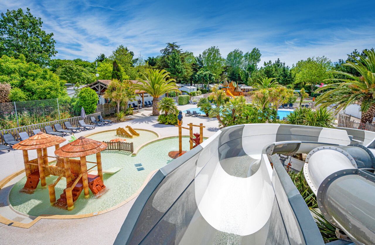 Large water slide, outdoor pool and water play area for children at CLICOCHIC Cabanes d Ol�ron campsite in ST GEORGES D'OLERON (17).