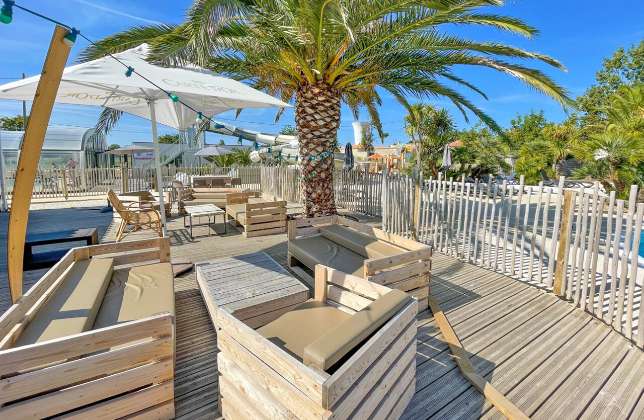 Outdoor lounge, bar and pool at CLICOCHIC Cabanes d Ol�ron campsite (17).