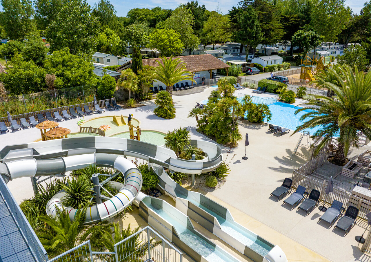 Water park, slides and pools at campsite CLICOCHIC Cabanes d Ol�ron in ST GEORGES D'OLERON (17).
