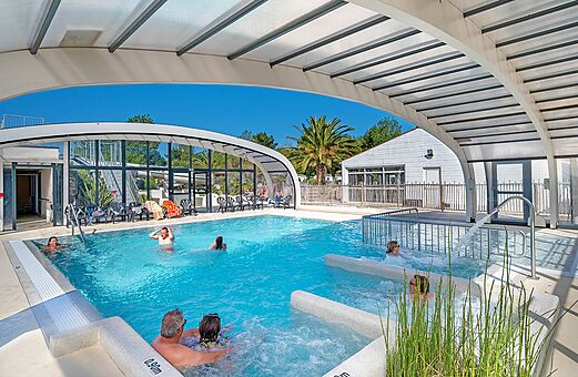 Heated indoor pool, jacuzzi at CLICOCHIC Cabanes d Oléron campsite.