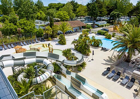 Water slides, swimming pools and paddling pool at camping CLICOCHIC Cabanes d Oléron in ST GEORGES D'OLERON.