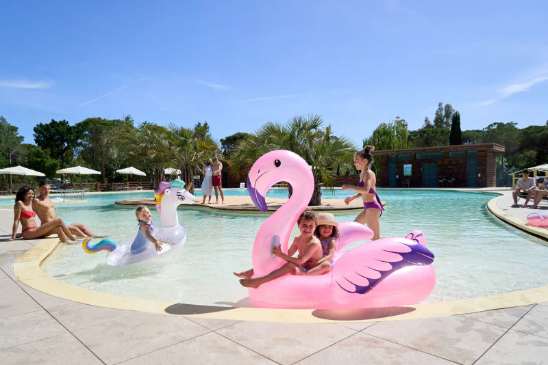 Swimming pool, children and inflatable toys at CAPFUN Campo dei Fiori campsite in Rosignano Marittimo (57).