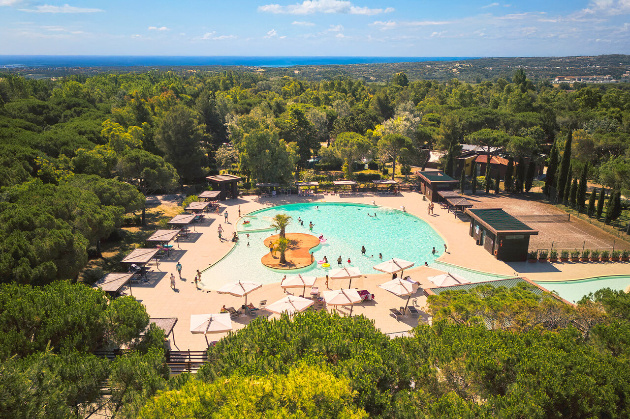 Large outdoor pool with palm trees at CAPFUN Campo dei Fiori campsite in Rosignano Marittimo (57).