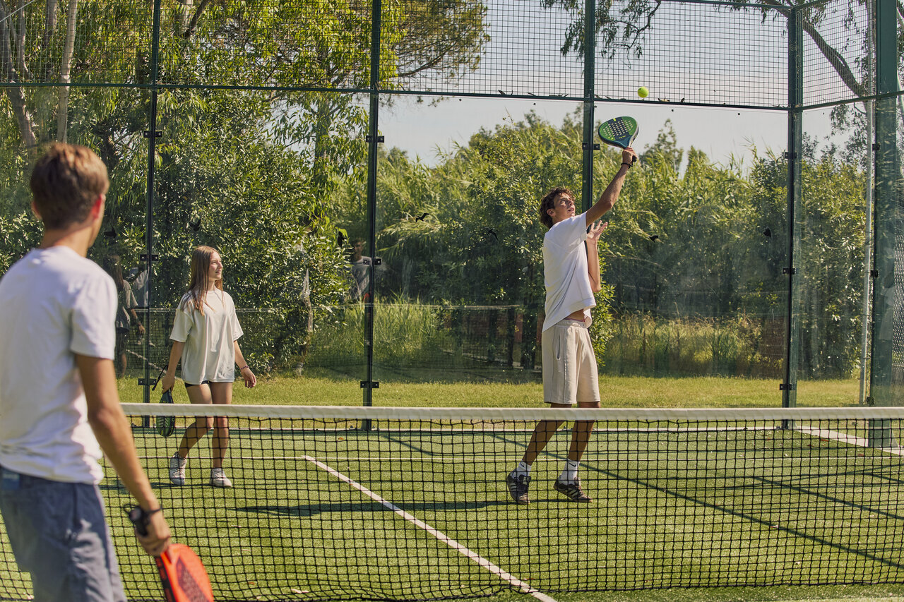 Young people playing padel on the court at CAPFUN Campo dei Fiori in Rosignano Marittimo.