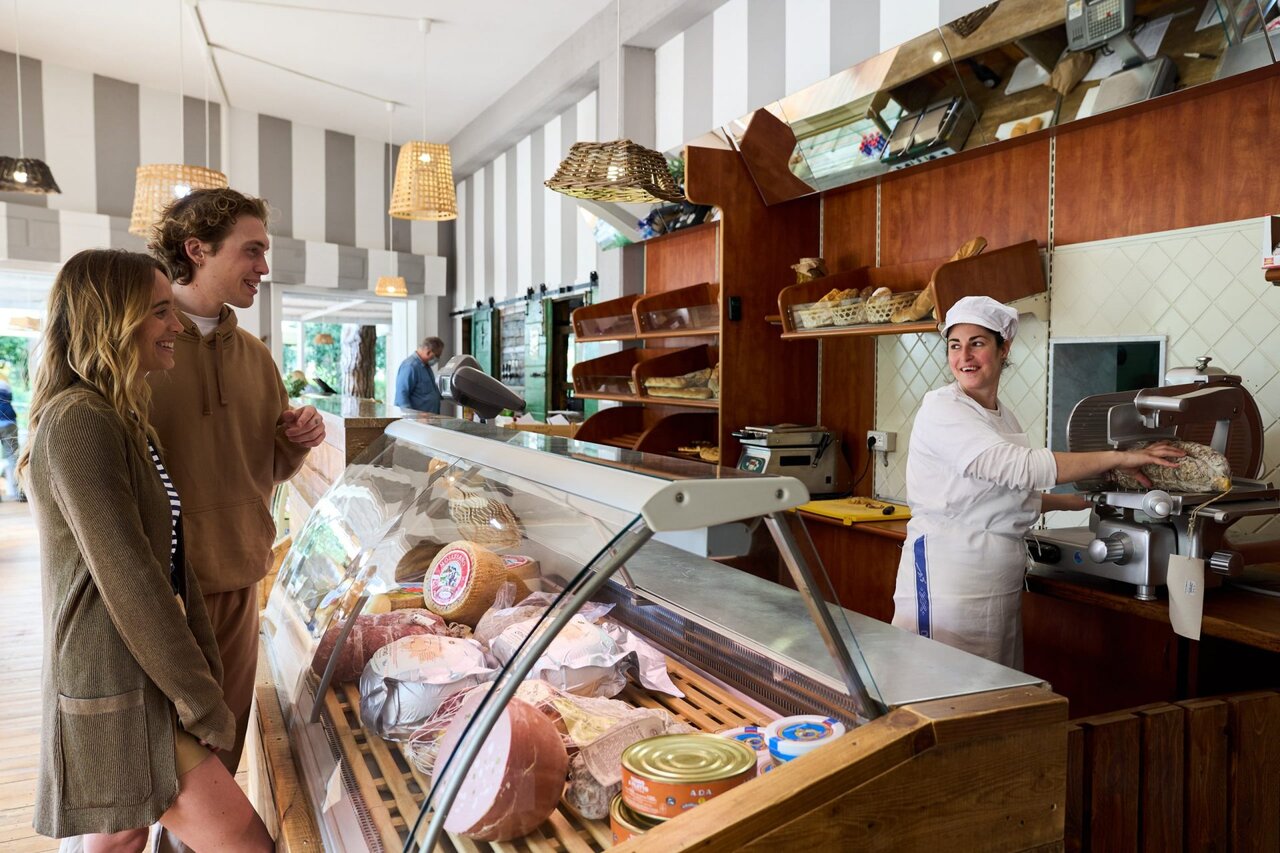 Campsite grocery store with deli meats and cheeses at CAPFUN Campo dei Fiori in Rosignano Marittimo (57).