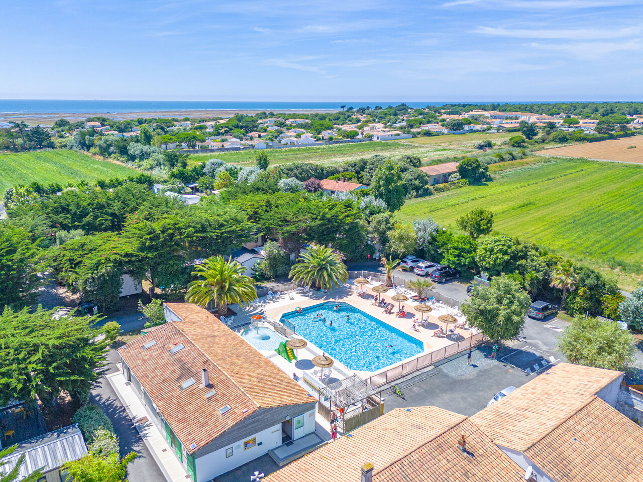 Swimming pool, kids' area, accommodations at camping CLICOCHIC Camp du Soleil, Ars-en-R�.