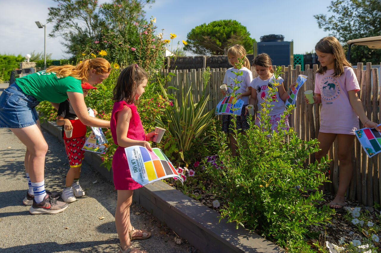 Children on color hunt with animator at CLICOCHIC Camp du Soleil campsite in Ars-en-R� (17).